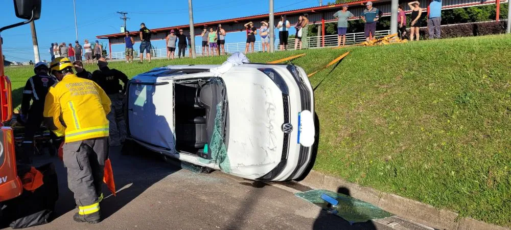 Mulher fica ferida em capotamento em Carlos Barbosa