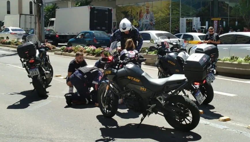 Colisão entre carro e moto deixa mulher ferida no Centro de Bento