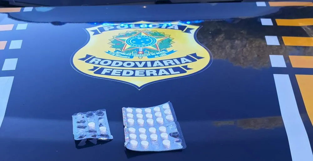 PRF prende caminhoneiro com 29 comprimidos de rebite na BR-470