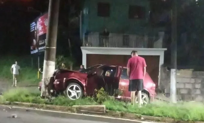 Homem fica ferido após colidir carro contra poste em Bento Gonçalves