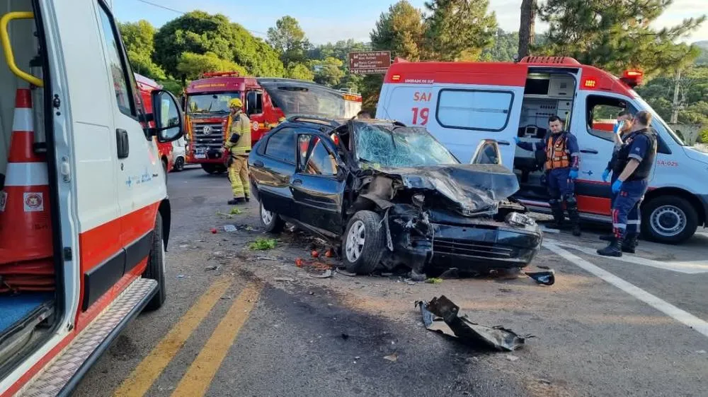 Homem fica ferido em colisão entre carro e caminhão na BR-470