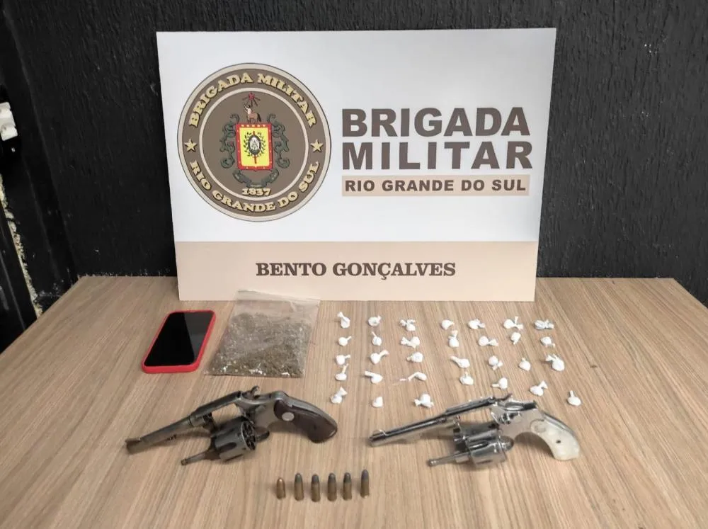 Irmãos são presos com armas e drogas durante operação da BM em Bento