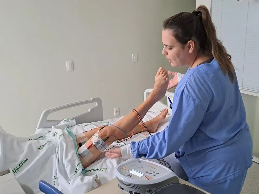 Aparelho de Eletroestimulação Neuromuscular tem sido utilizado em adultos - Fotos: Hospital Tacchini/Especial