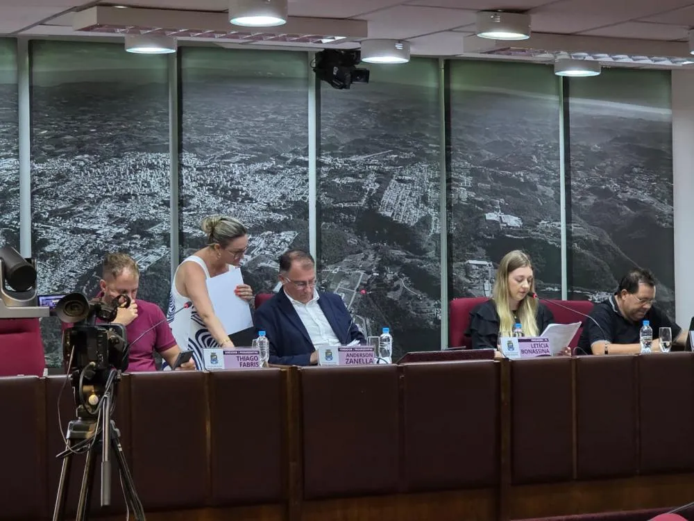 Painéis fotográficos na Câmara de Bento expõem falta de prioridades