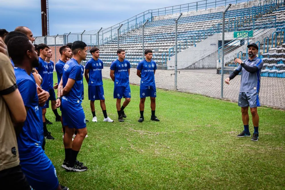 Técnico Alê Menezes ainda não tem todos os jogadores à disposição - Foto: Kevin Sganzerla/Especial