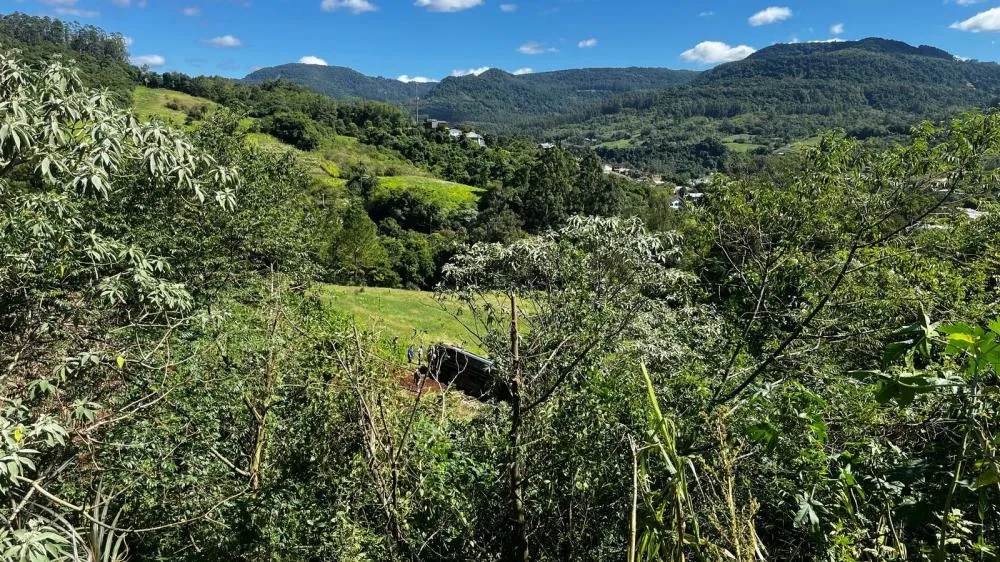 Ônibus com estudantes da UFSM cai em ribanceira em Imigrante